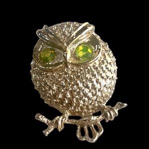 SARAH COVENTRY VINTAGE OWL W/PERIDOT CRYSTAL EYES BROOCH